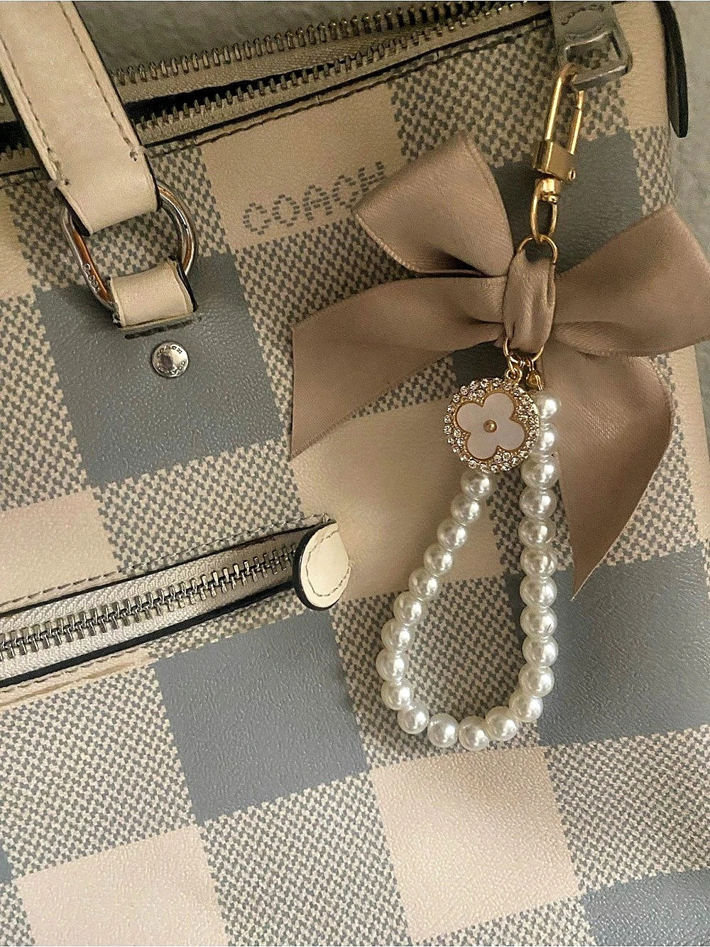 Bag charm with pearls and bow